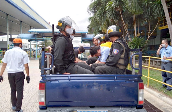 Lực lượng công an Đồn Công an Khu công nghiệp Nhơn Trạch truy bắt các đối tượng tham gia đánh bạc trong một công ty ở Khu công nghiệp Nhơn Trạch 1